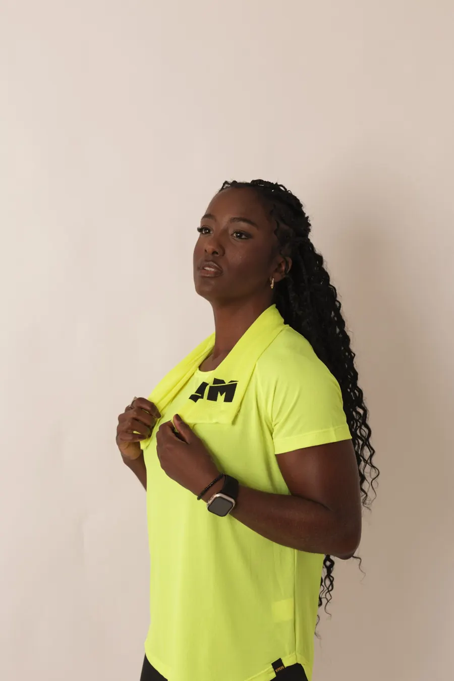 Mulher vestindo camiseta esportiva dry-fit amarela