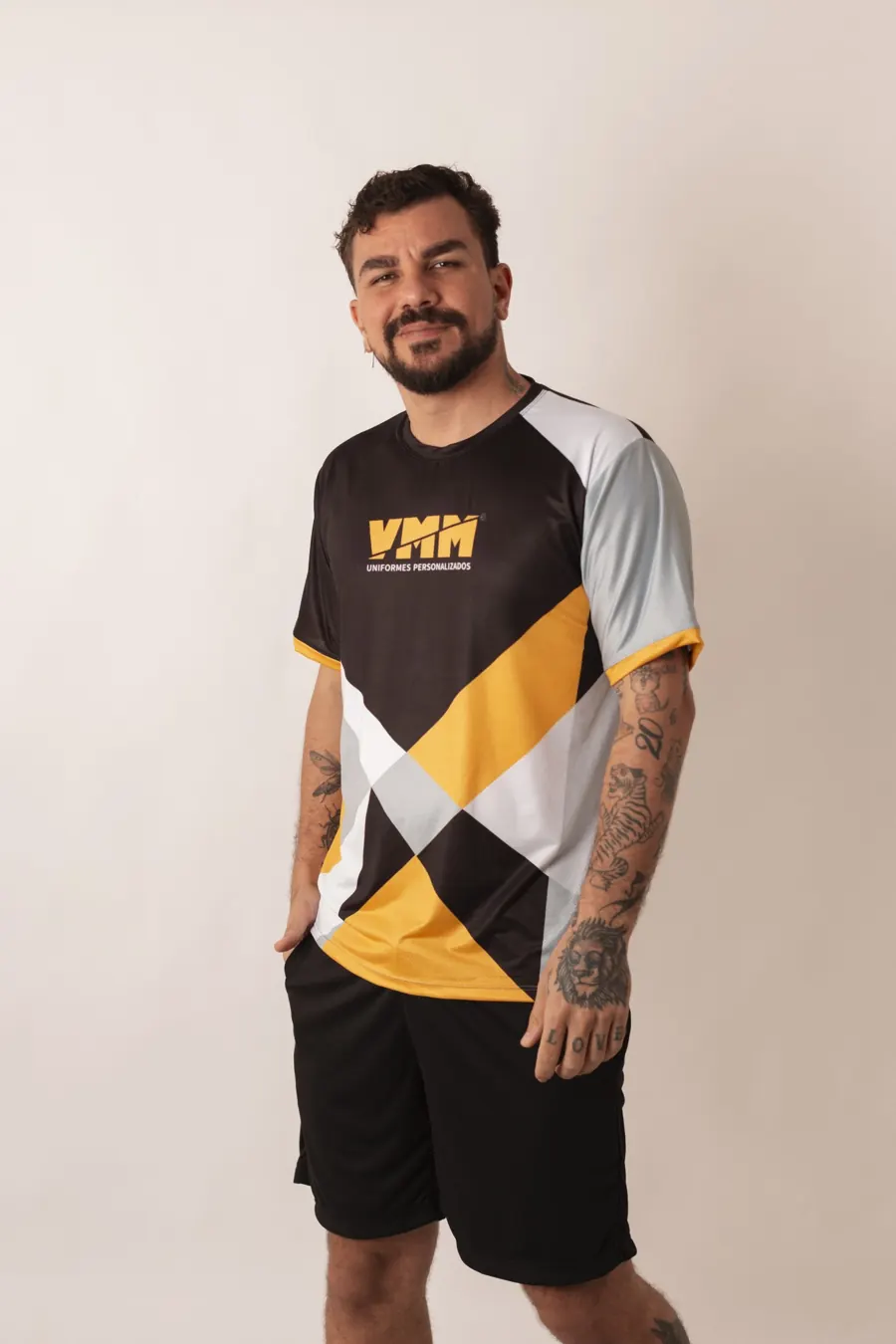Homem vestindo uniforme VMM sublimado preto, amarelo e cinza
