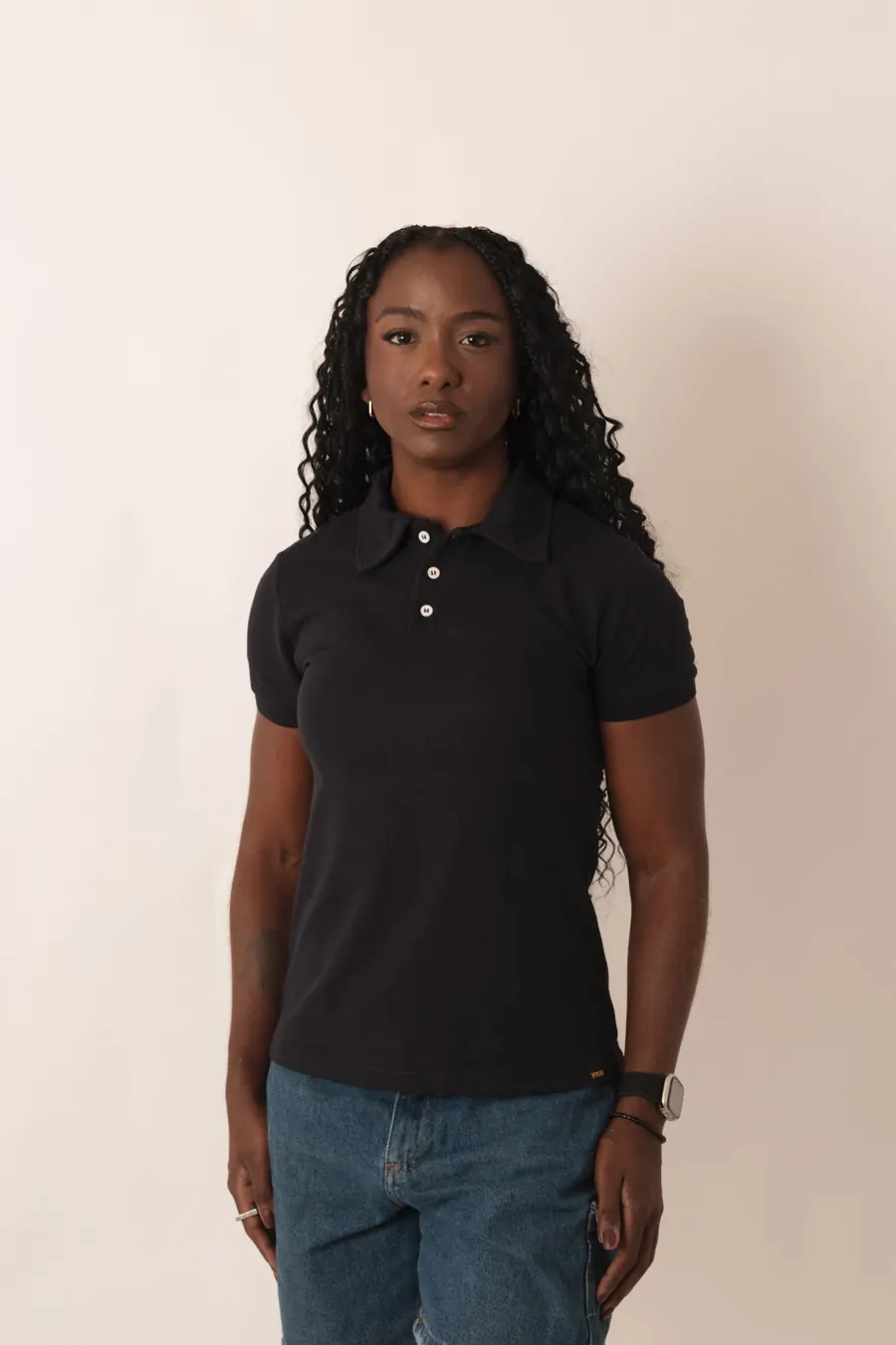 Mulher vestindo camisa polo preta personalizada